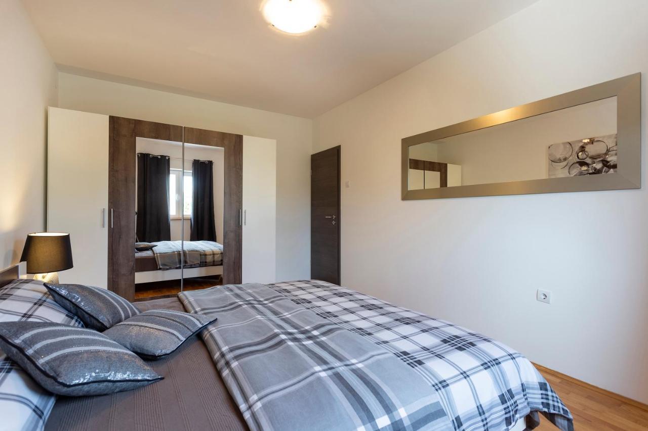 Apartmani Karoca 3 プーラ エクステリア 写真